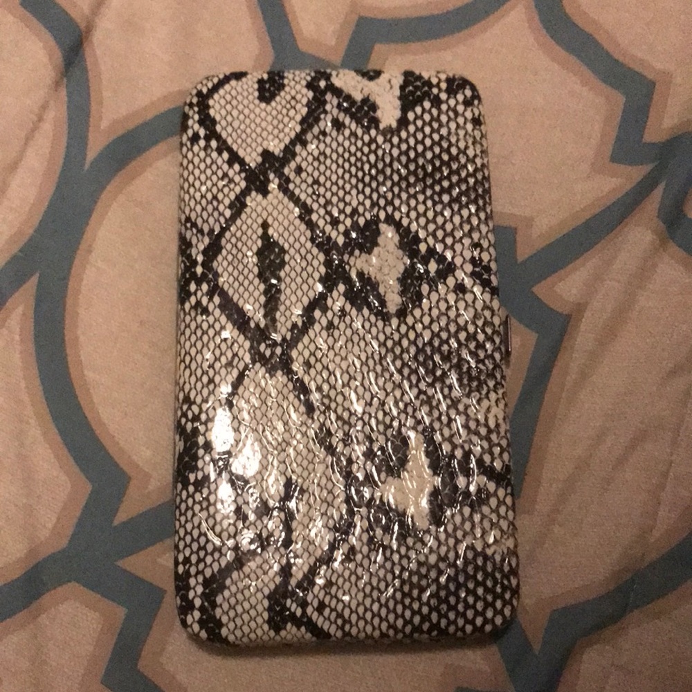 Thin Size Wallet Snake Skin Print and Texture.